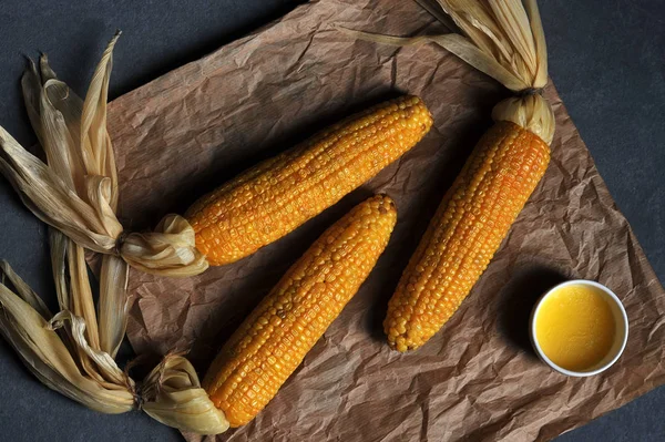 Natur Havre Cobs Kraftpapper Nästa Kopp Med Smör Mörk Bakgrund — Stockfoto