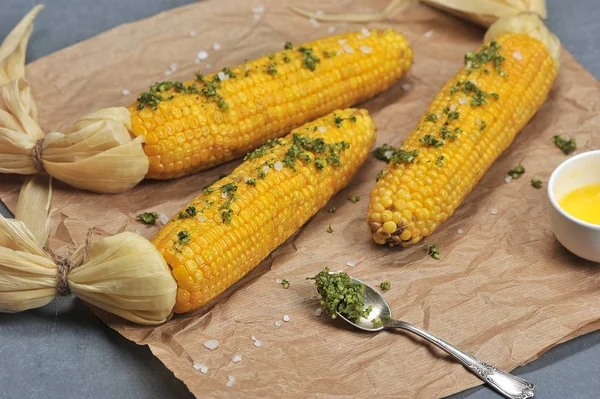 Tre Cobs Majs Tillagad Med Pesto Sås Nästa Sked Med — Stockfoto