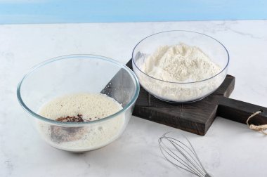 Pişirme için karışımları. Bir kapta un. Şeker ve sıvı çikolata ile başka bir çırpılmış yumurta bir çikolata hamuru almak için. Çerçevede, kırbaçlamak için bir çırpMa teli. Açık arka plan. Close.