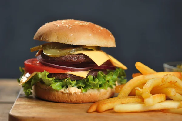 Dubbel Ostburgare Och Pommes Frites Ett Ljust Träbord Burger Fyllning — Stockfoto