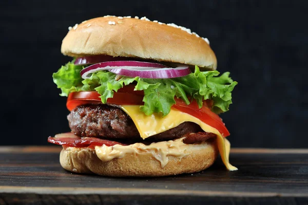 Чизбургер Беконом Тёмном Фоне Крупный План Макросъемка — стоковое фото