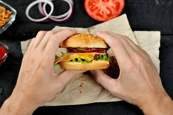 Cheeseburger Mani Maschili Sul Tavolo Sono Carta Anelli Cipolla Tazze — Foto Stock