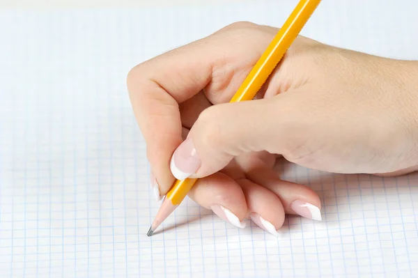 Ołówek Prawej Ręce Kobiet Pod Ręką Jest Piśmiennicze Klatce Zbliżenie — Zdjęcie stockowe