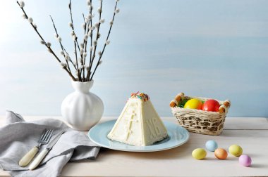 Geleneksel Paskalya köy peyniri tatlısı. Tatlının yan yüzeyinde İsa'nın dirilişi ile ilgili ifadenin xb harfi iki büyük harf vardır. Close.