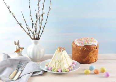 Geleneksel Paskalya köy peyniri tatlısı. Tatlının yan yüzeyinde İsa'nın dirilişi ile ilgili ifadenin xb harfi iki büyük harf vardır. Close.