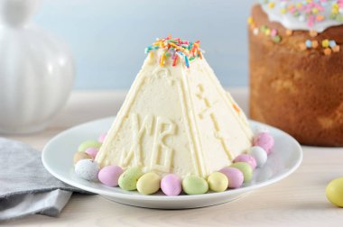 Geleneksel Paskalya köy peyniri tatlısı. Tatlının yan yüzeyinde İsa'nın dirilişi ile ilgili ifadenin xb harfi iki büyük harf vardır. Makro fotoğrafçılık.