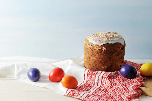 Una Servilleta Hecha Tela Pastel Pascua Huevos Pintados Diferentes Colores — Foto de Stock