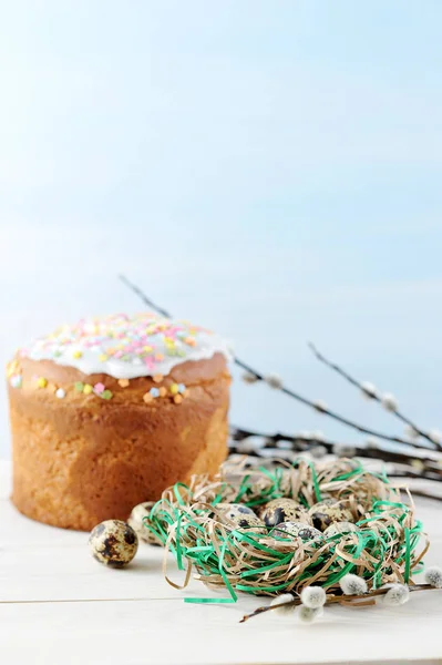 Pastel Pascua Sobre Fondo Madera Claro Cerca Del Nido Con — Foto de Stock