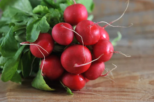 Een Stelletje Jonge Radijs Met Greens Houten Achtergrond Close Macro — Stockfoto