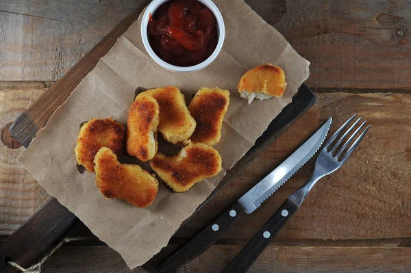 Kuřecí Nugety Dřevěné Desce Vedle Nuggets Šálek Kečup Přístěnku Rámu — Stock fotografie