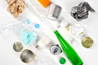 Farklı çöp türleri. Plastik, cam, kağıt, metal. Beyaz arka plan. Close. Yukarıdan görüntüle.