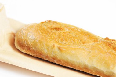 Bir kağıt üzerinde gevrek ile baget. Beyaz arka plan. Close. Makro çekimi.