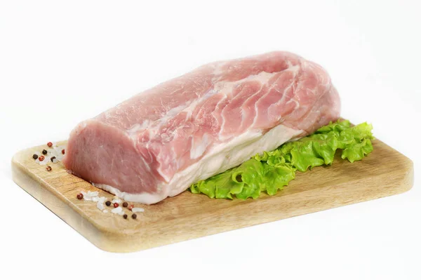 木の板に生の肉の一部 ステーキに炭酸豚を白い背景 クローズ アップ — ストック写真