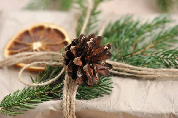 Regalo Navidad Envuelto Papel Artesanal Regalo Está Decorado Con Una —  Fotos de Stock