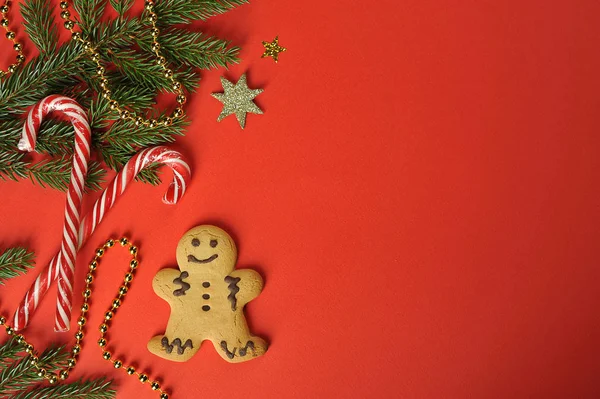 Noel kompozisyonu. Kompozisyon küçük bir kişi şeklinde zencefil çerezleri oluşur, karamel canes, ladin dalları, kuru portakal dilimleri, boncuk. Yukarıdan görüntüleyin. Close. Açık arka plan.