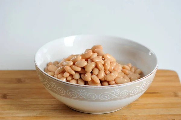 Frijoles Blancos Enlatados Tazón Profundo Superficie Madera Fondo Blanco Primer —  Fotos de Stock