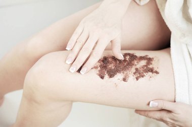 Kahve ve çikolata masaj scrub ile kadın bacaklar. Close. Açık arka plan.