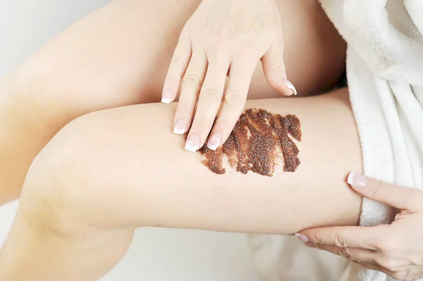 Patas Femeninas Primer Plano Con Exfoliante Café Chocolate Cosmetología Cuidado — Foto de Stock