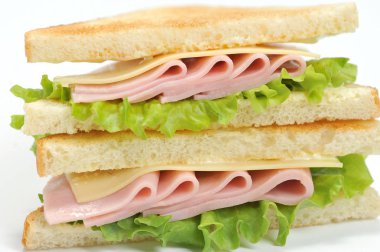 Beyaz ekmekten jambon ve peynirli sandviç. Sandviç çerçevenin alanını kaplar. Close. Makro fotoğrafçılık.