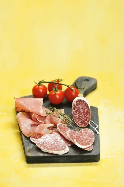 Scheiben Salami Und Parmaschinken Auf Einem Holzbrett Als Nächstes Ein — Stockfoto