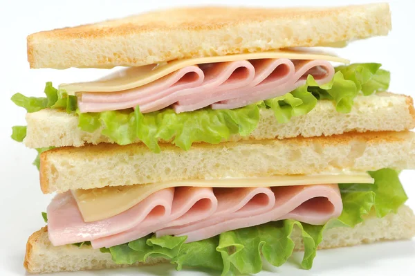 Beyaz ekmekten jambon ve peynirli sandviç. Sandviç çerçevenin alanını kaplar. Close. Makro fotoğrafçılık.