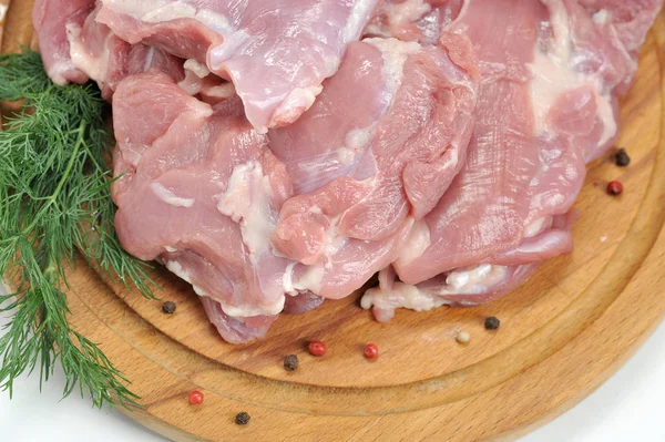 Hindi Kalça Fileto Yuvarlak Ahşap Tepsi Üzerinde Ham Etin Yanında — Stok fotoğraf
