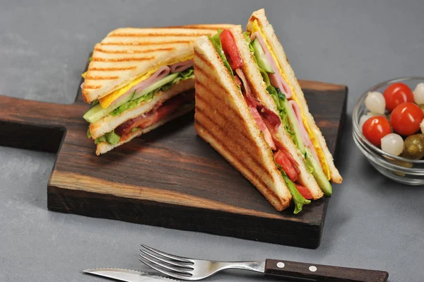 Classic Club Sandwich Med Skinka Och Bacon Trä Skiva Nästa — Stockfoto