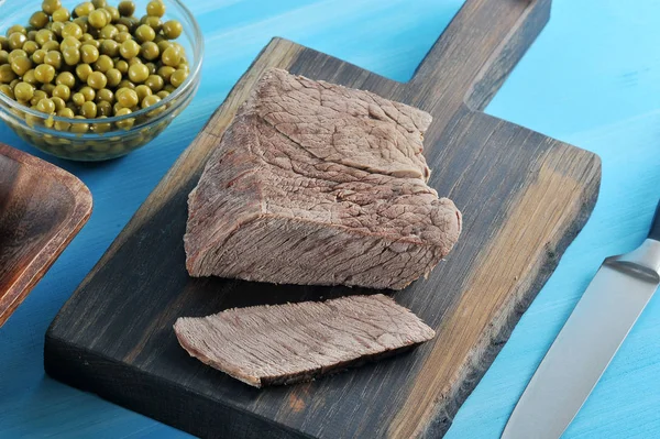 Pedaço Carne Cozida Numa Tábua Madeira Escura Uma Fatia Está — Fotografia de Stock