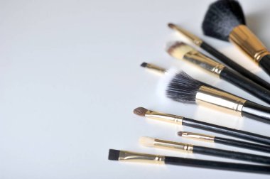 Makyaj fırçaları, profesyonel makyaj araçları, beyaz bir arka plan üzerinde çeşitli işlevler için fırçalar bir dizi. Close. Metni yerleştirmek için boş alan.