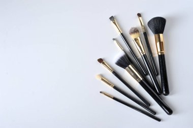 Makyaj fırçaları, profesyonel makyaj araçları, beyaz bir arka plan üzerinde çeşitli işlevler için fırçalar bir dizi. Yukarıdan görüntüleyin. Metni yerleştirmek için boş alan.