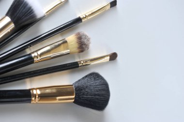 Makyaj fırçaları, profesyonel makyaj araçları, beyaz bir arka plan üzerinde çeşitli işlevler için fırçalar bir dizi. Close. Yukarıdan görüntüleyin. Metni yerleştirmek için boş alan.