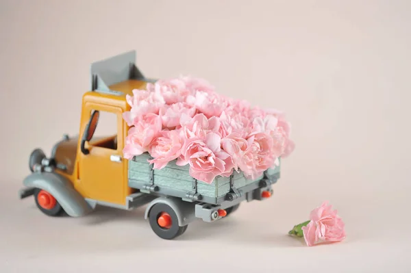 Toy Car Pink Flowers Back Light Pink Background Close Concept — Stock Photo, Image