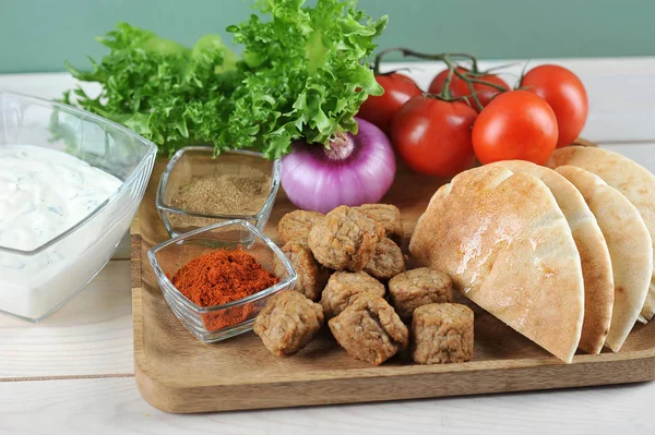 Zestaw Robienia Flatbread Falafel Warzyw Chleby Pita Klopsiki Pomidory Czerwona — Zdjęcie stockowe