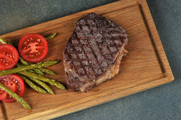 Bife Com Espargos Tomates Uma Tábua Madeira Bife Cozido Grelha — Fotografia de Stock