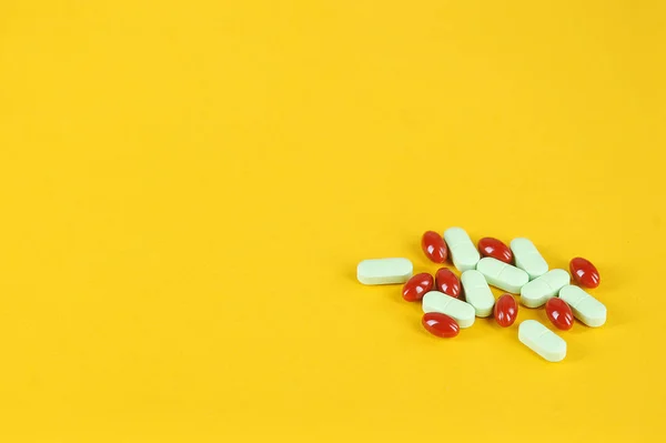 Red Brown Green Pills Yellow Background Tablets Oral Use Healthcare — Stock Photo, Image