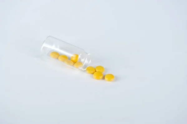 Keltainen Pillereitä Suun Kautta Valkoisella Pohjalla Lääkkeet Tablettien Muodossa Läpinäkyvässä — kuvapankkivalokuva