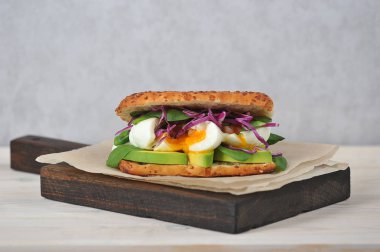 Avokado, ıspanak ve haşlanmış yumurtaile vejetaryen sandviç. Buğday topuzun. Açık arka plan. Close. Hızlı ve sağlıklı gıda kavramı.