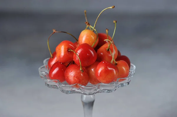 Bayas Cereza Amarilla Dulce Jarrón Vidrio Gotas Agua Son Visibles —  Fotos de Stock