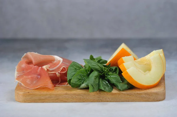 Antipasto Prosciutto Com Melão Monte Manjericão Fresco Fundo Claro Espaço — Fotografia de Stock