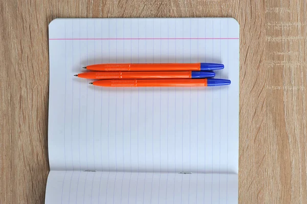 Page Carnet École Dans Une Règle Des Stylos Vue Haut — Photo