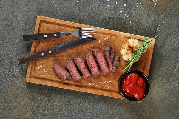 Bife Carne Uma Tábua Madeira Bife Cortado Tabuleiro Uma Xícara — Fotografia de Stock