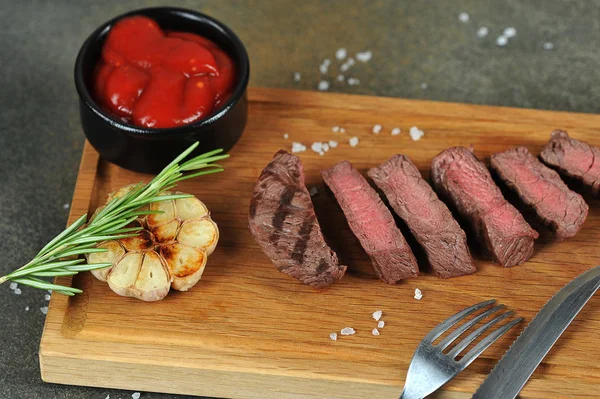 쇠고기 스테이크는 슬라이스 로즈마리와 마늘을 곁들인 스테이크 어두운 클로즈업 매크로 — 스톡 사진