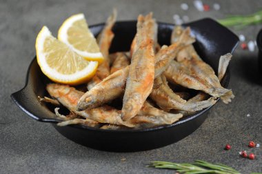 Kızarmış siyah bir tavada limon dilimleri ile kokuyordu. Karanlık arka plan. Close. Makro çekimi.