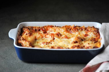 Bir tabak lazanya. Close. Koyu arka plan.