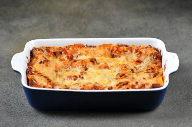 Bir tabak lazanya. Close. Koyu arka plan.