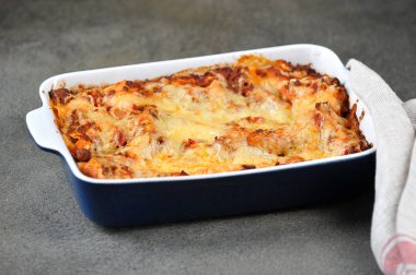 Bir tabak lazanya. Close. Koyu arka plan.