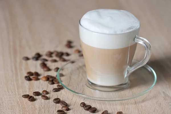 Cappuccino Una Taza Transparente Sobre Una Superficie Clara Granos Café —  Fotos de Stock