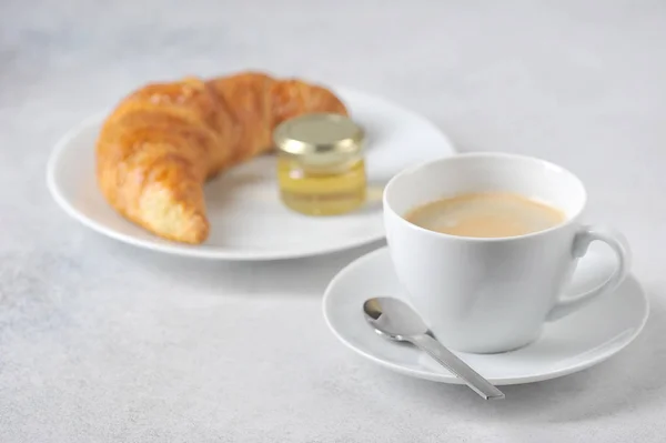 Koffie Met Croissant Een Lichte Achtergrond Buurt Van Croissant Een — Stockfoto