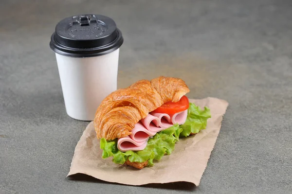 Кофе Белой Бумажной Чашке Сэндвич Ветчиной Кофе Вынос Темный Фон — стоковое фото