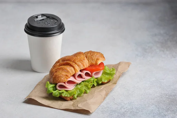 Кофе Белой Бумажной Чашке Сэндвич Ветчиной Кофе Вынос Светлый Фон — стоковое фото